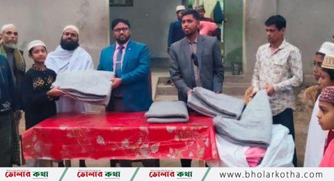 বোরহানউদ্দিনে শীতার্তদের মাঝে কম্বল বিতরণ