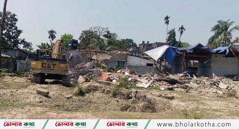 ভ্যাকু দিয়ে চরফ্যাশনে গুঁড়িয়ে দেয়া হয় বসতবাড়ি ও ব্যবসা প্রতিষ্ঠান