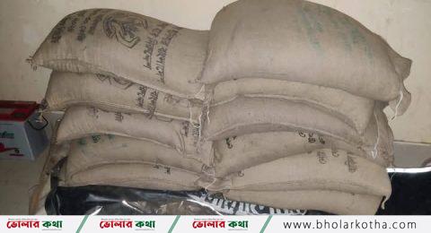 জেলেদের ১১ বস্তা চাল উদ্ধার লালমোহন থেকে