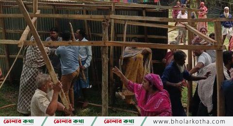 দৌলতখানে জমি দখল কেন্দ্র করে দুই গ্রুপের সংঘর্ষঃ আহত ৯ জন।