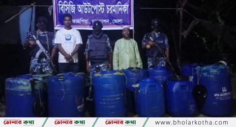 ১২ ড্রাম গলদা রেণু জব্দের পর নদীতে অবমুক্ত