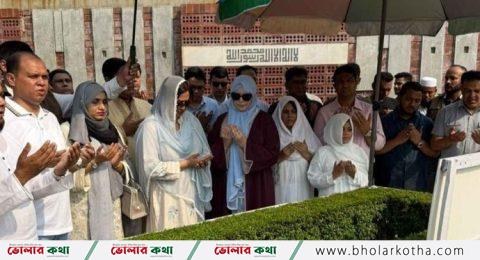 কোকোর কবর জিয়ারত করলেন ডা. জোবাইদা রহমান
