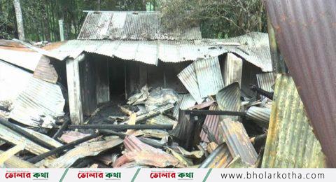 দৌলতখানে জমি বিরোধের জেরে ঘরে আগুন