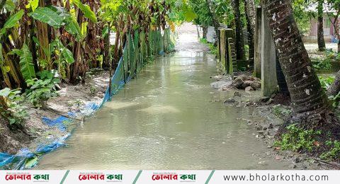 ২৫ বছরেও লালমোহনে সংস্কারের ছোঁয়া লাগেনি এক সড়কে