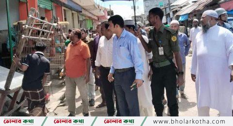 ফুটপাত দখলমুক্ত করতে লালমোহনে উচ্ছেদ অভিযান