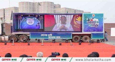 যাত্রা শুরু করল ভোটের গাড়ি ‘সুপার ক্যারাভান’