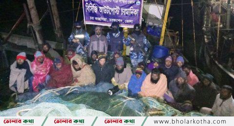 ভোলায় অবৈধ আর্টিসানাল ট্রলিং বোট ও জালসহ ২০ জেলে আটক