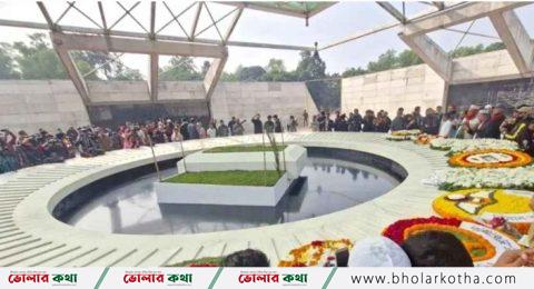 খালেদা জিয়ার সমাধিতে শ্রদ্ধা জানাতে আজও মানুষের ঢল