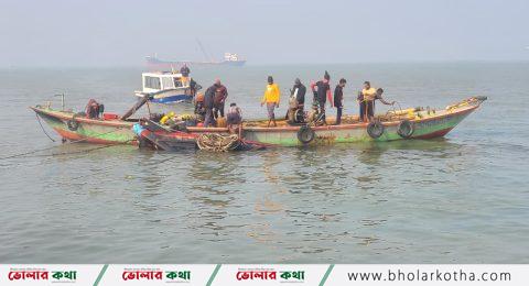 জাহাজের ধাক্কায় ভোলার মেঘনায় লবণবাহী ট্রলার ডুবি 